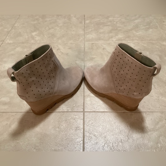 Sorel Joan Uptown Stud Booties, Size 9 - Picture 7 of 8